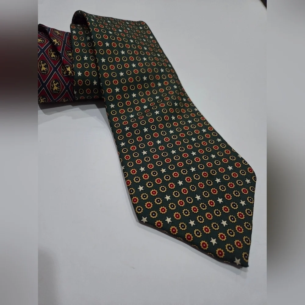 Vintage Tommy Hilfiger Patterned Green and Red Men's Tie